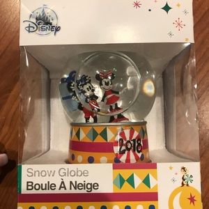 2018 Disney Mickey and Minnie Snow Globe